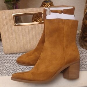 Universal Thread Tan Heeled Boots